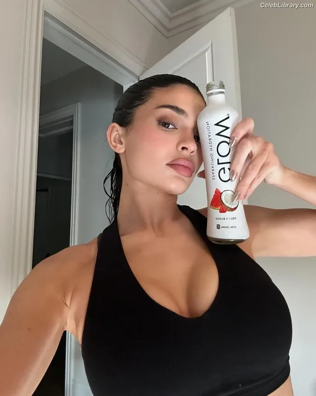 Kylie Jenner photo 1 of 4071
