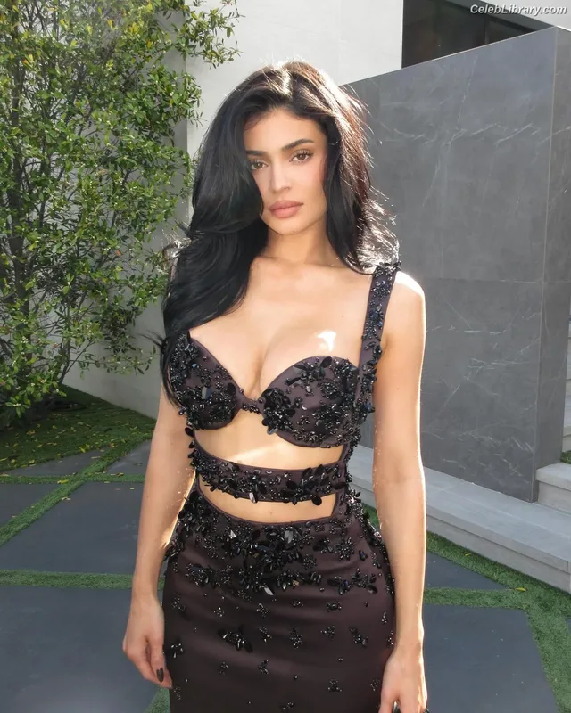 Kylie Jenner photo 15 of 4071