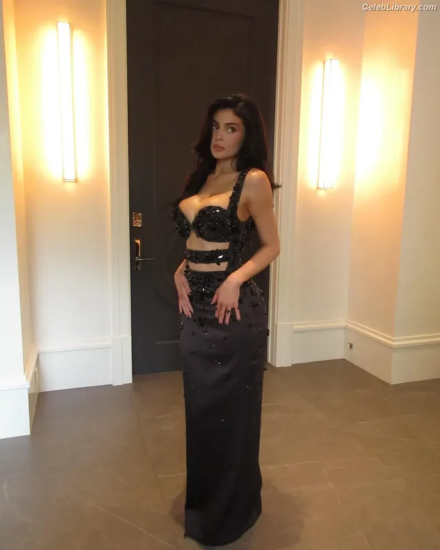 Kylie Jenner photo 16 of 4071