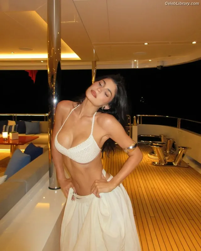 Kylie Jenner photo 3 of 4071