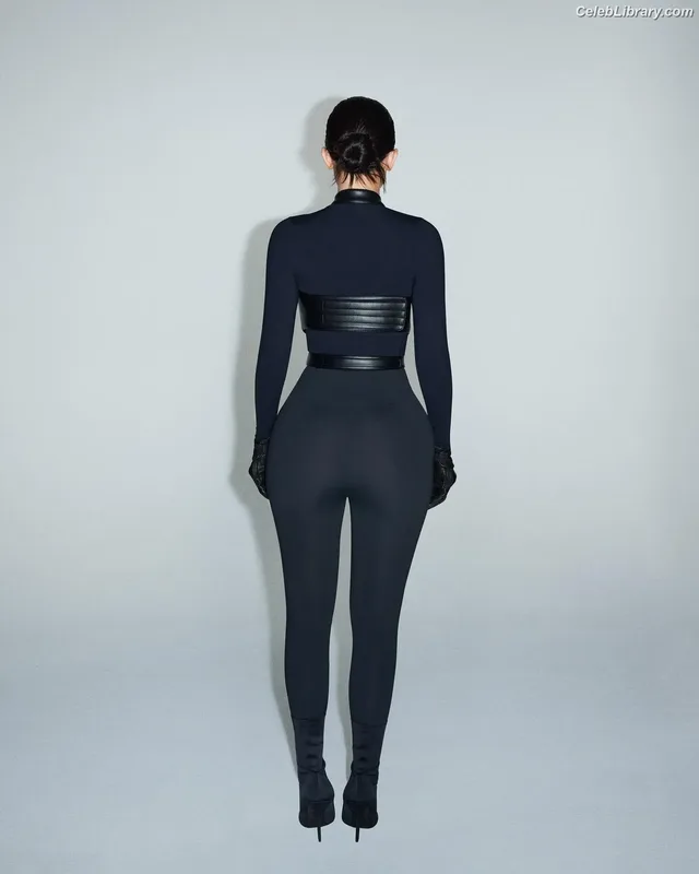 Kylie Jenner photo 6 of 4071
