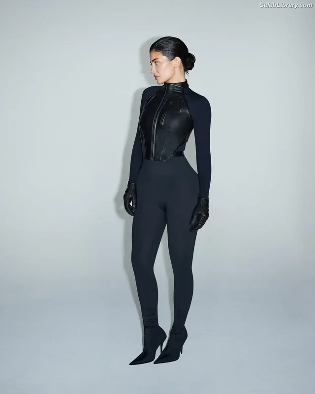 Kylie Jenner photo 7 of 4071