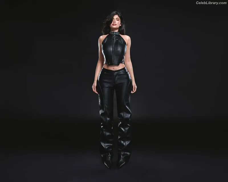 Kylie Jenner photo 8 of 4071