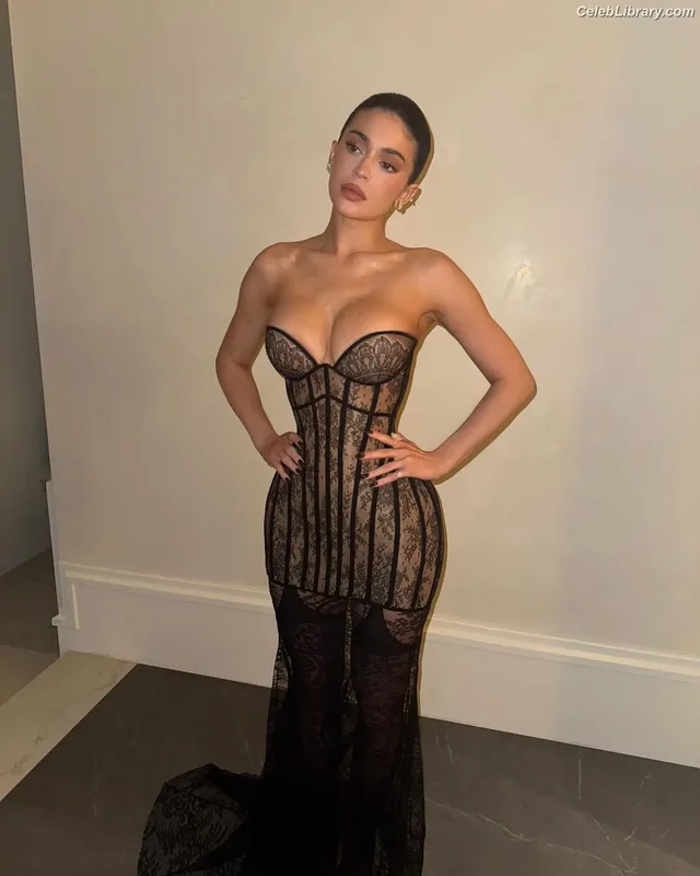 Kylie Jenner photo 15 of 4071