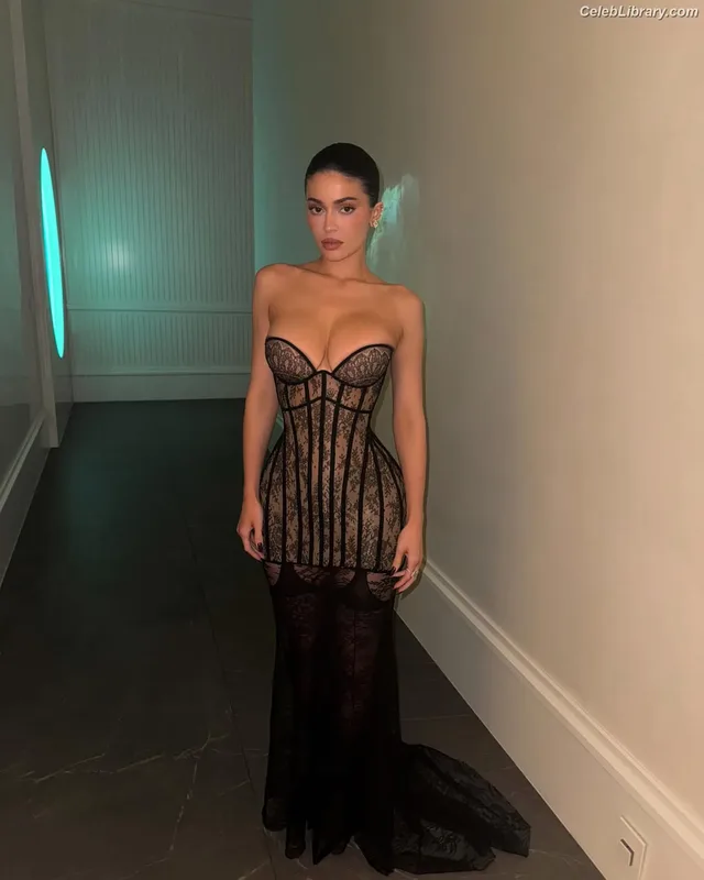 Kylie Jenner photo 16 of 4071