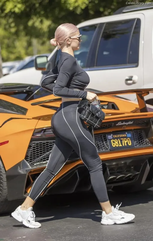 Kylie Jenner photo 3 of 4071