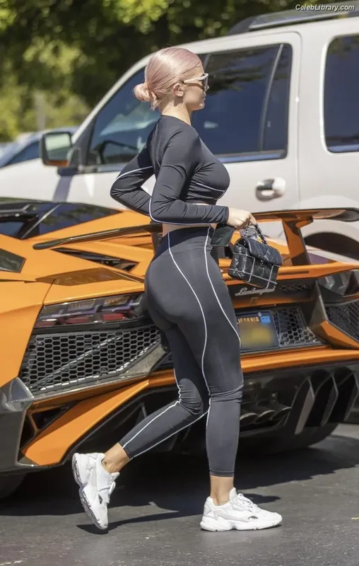 Kylie Jenner photo 5 of 4071