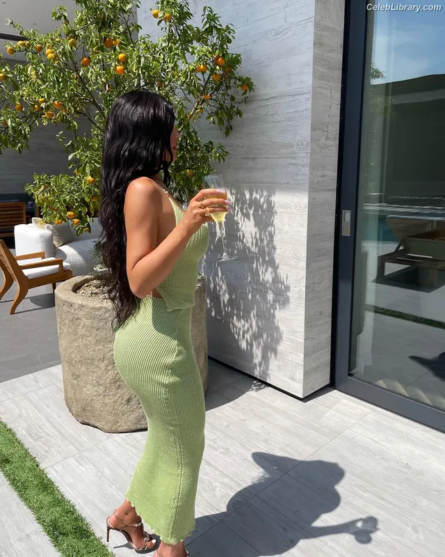 Kylie Jenner photo 14 of 4071
