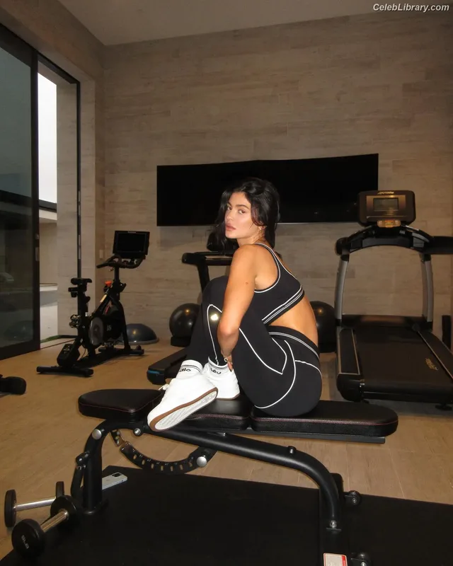 Kylie Jenner photo 16 of 4071