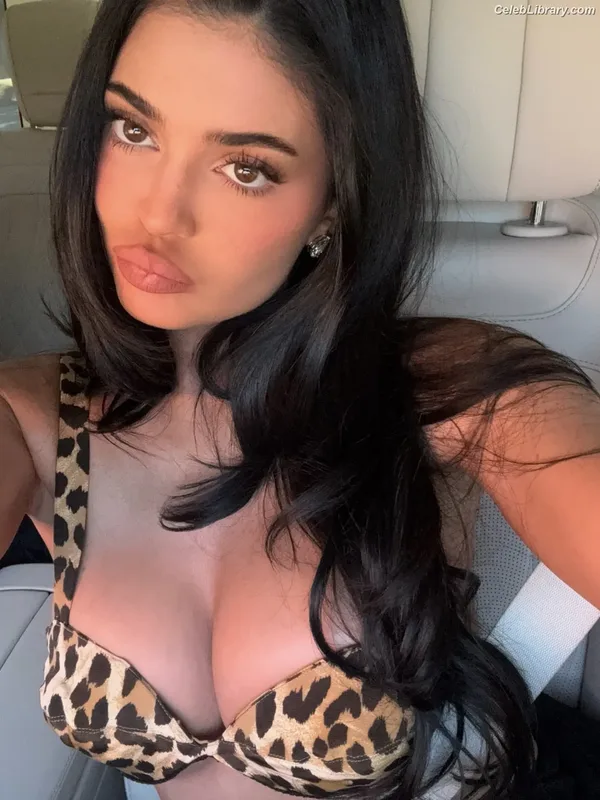 Kylie Jenner photo 18 of 4071