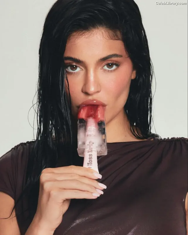 Kylie Jenner photo 23 of 4071