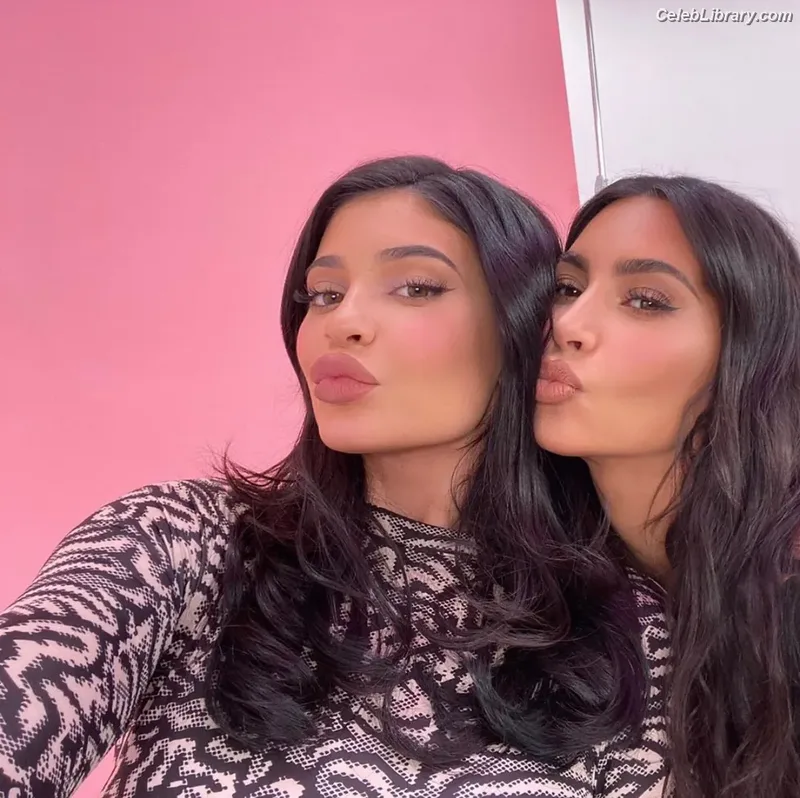 Kylie Jenner photo 2 of 4071
