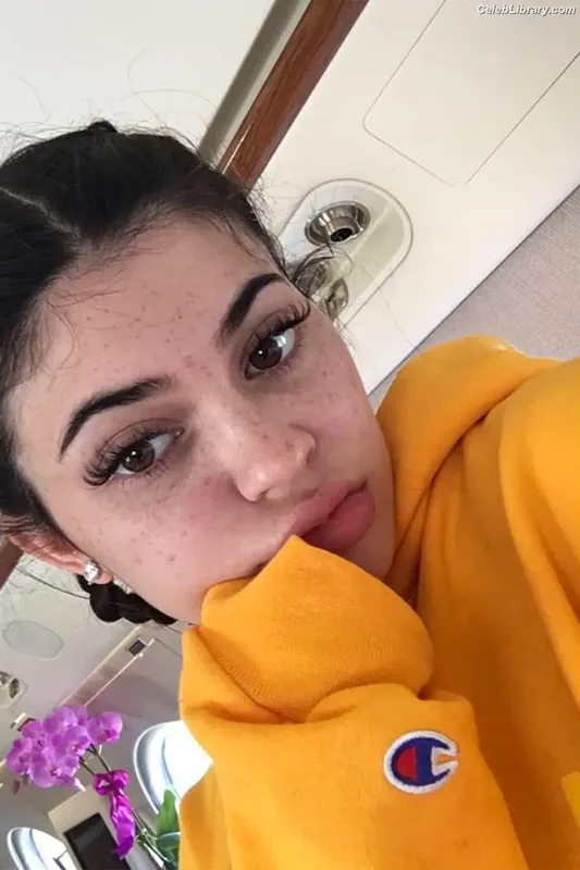 Kylie Jenner photo 5 of 4071