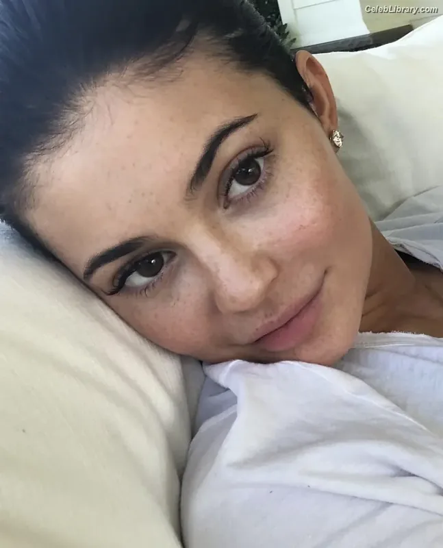 Kylie Jenner photo 6 of 4071
