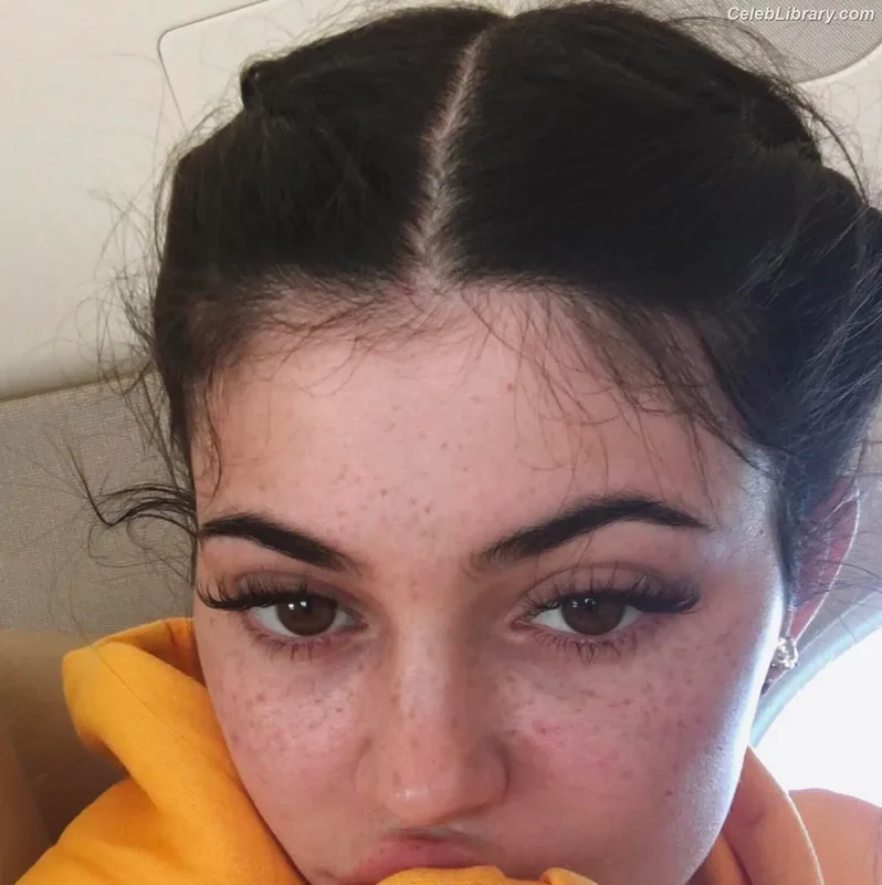 Kylie Jenner photo 7 of 4071