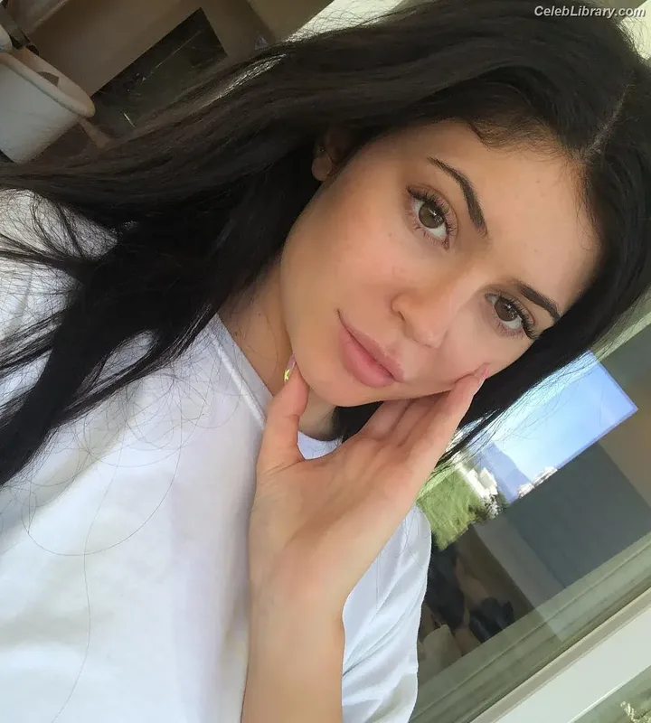 Kylie Jenner photo 8 of 4071
