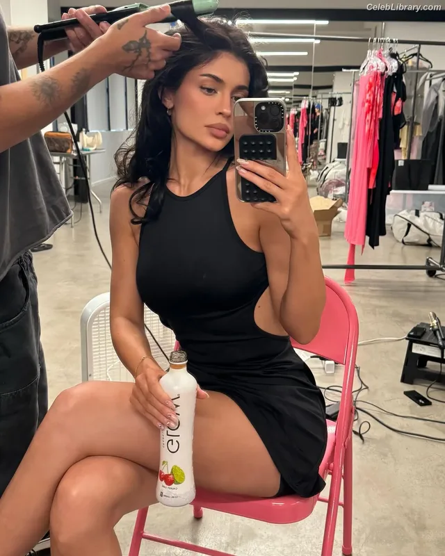 Kylie Jenner photo 22 of 4071