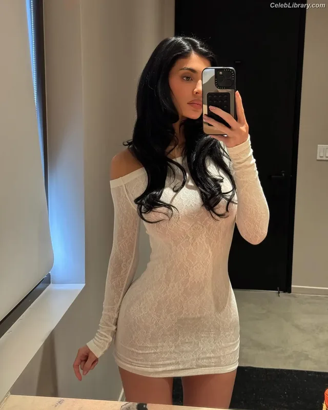 Kylie Jenner photo 3 of 4071
