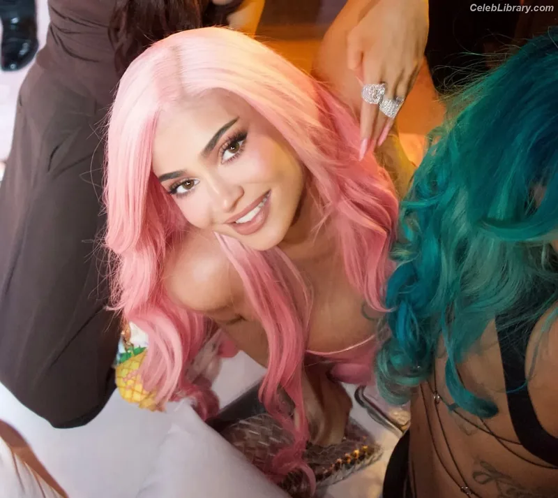 Kylie Jenner photo 17 of 4071