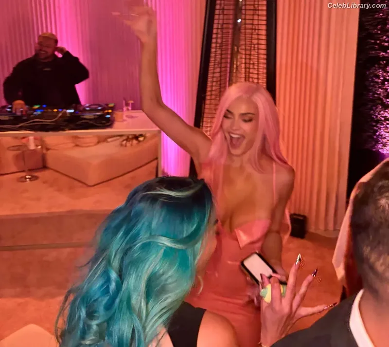 Kylie Jenner photo 18 of 4071
