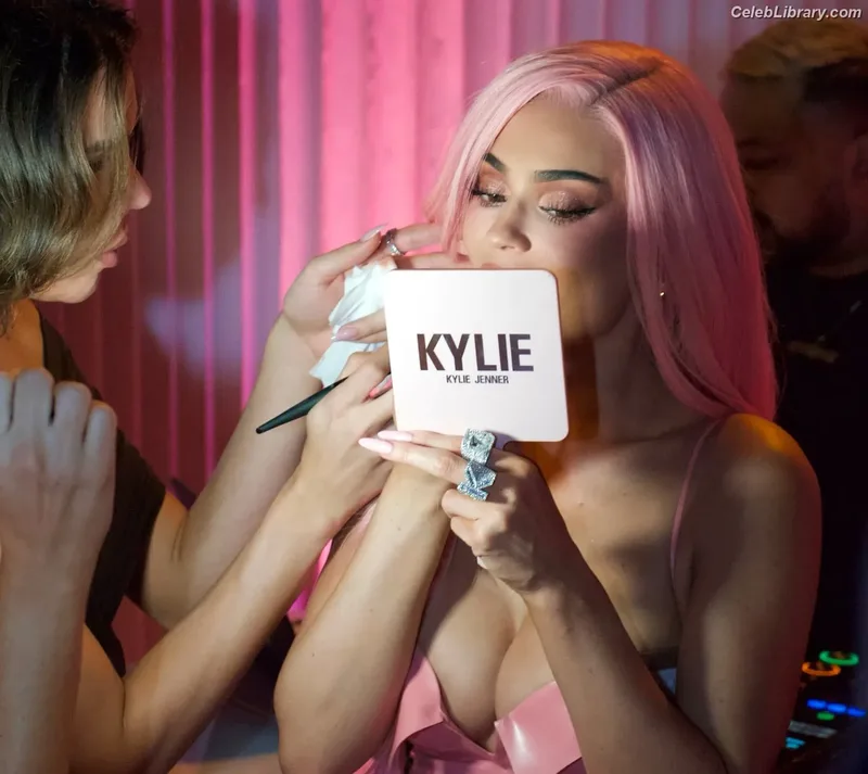 Kylie Jenner photo 19 of 4071