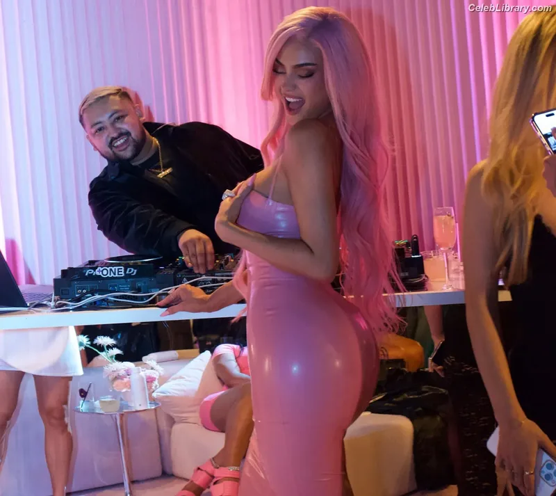 Kylie Jenner photo 20 of 4071