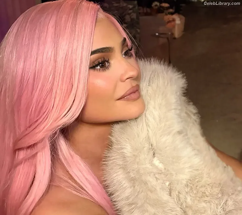 Kylie Jenner photo 22 of 4071
