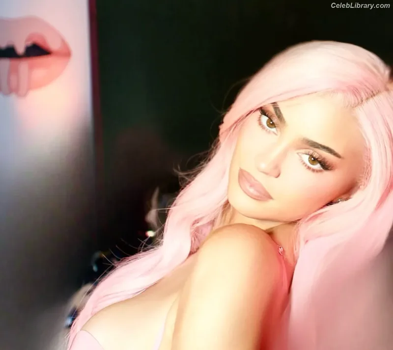 Kylie Jenner photo 23 of 4071