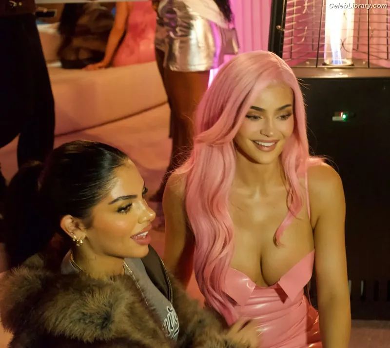 Kylie Jenner photo 24 of 4071