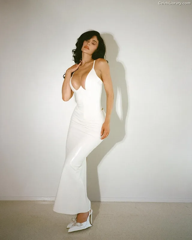 Kylie Jenner photo 12 of 4071