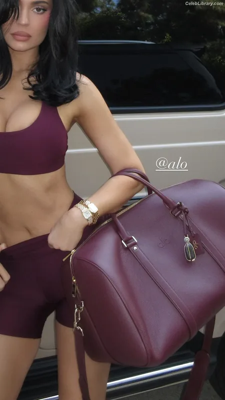 Kylie Jenner photo 22 of 4071