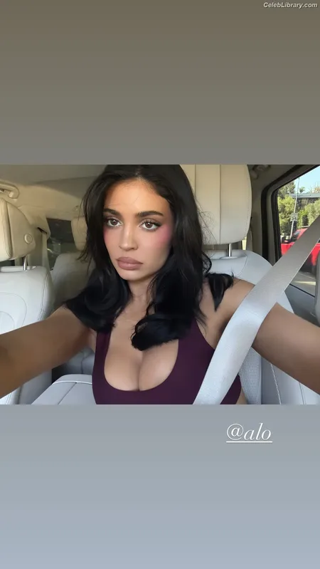 Kylie Jenner photo 24 of 4071