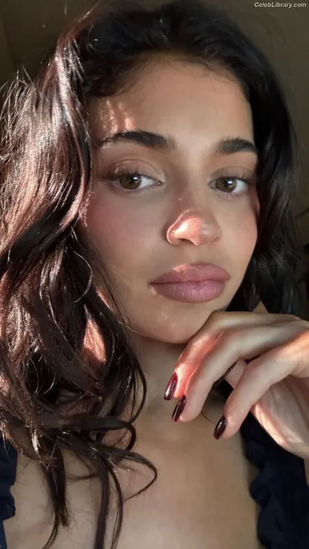 Kylie Jenner photo 2 of 4071