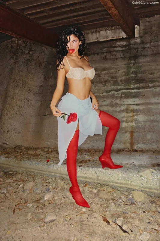 Kylie Jenner photo 8 of 4071