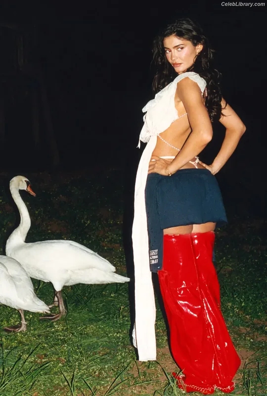 Kylie Jenner photo 11 of 4071