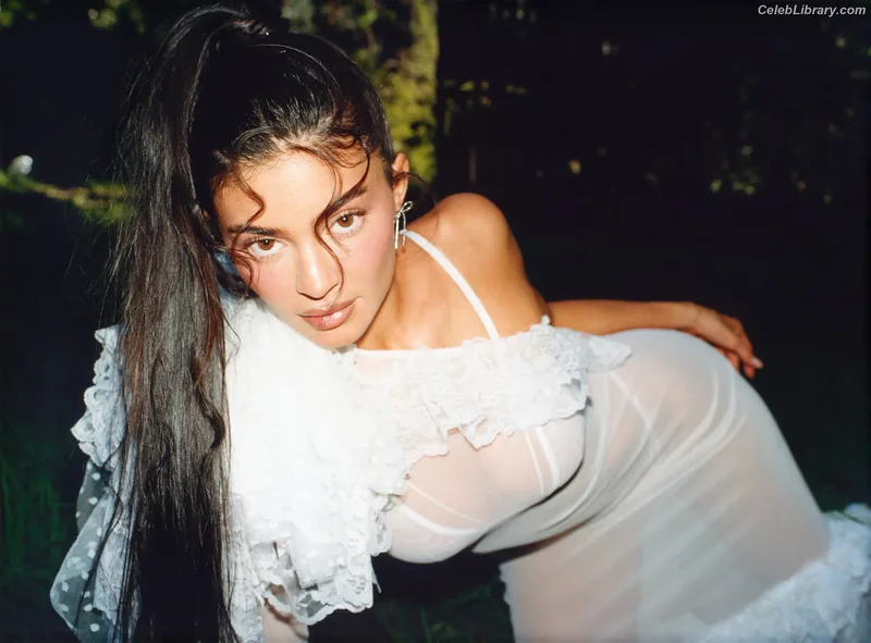 Kylie Jenner photo 14 of 4071