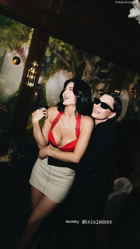 Kylie Jenner photo 17 of 4071