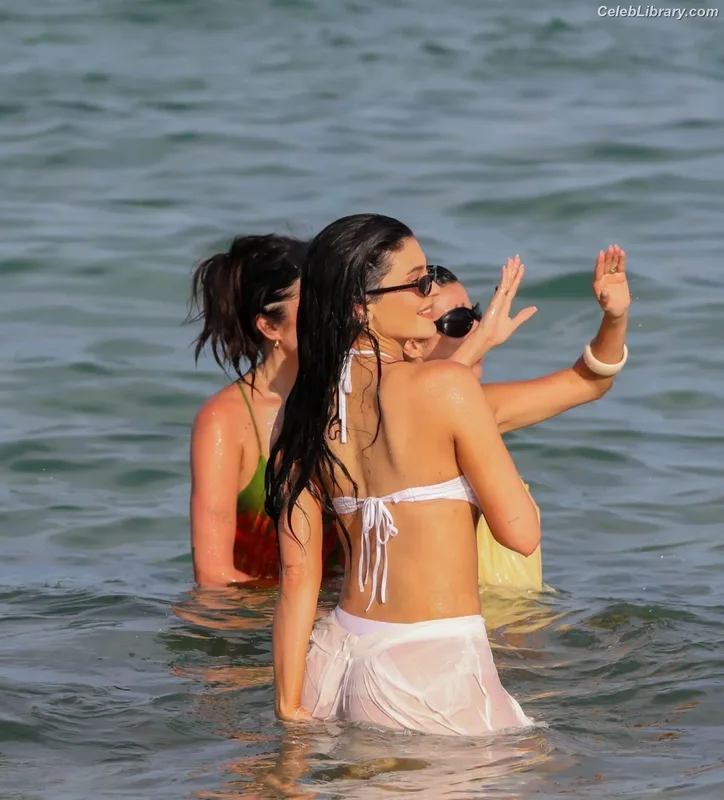 Kylie Jenner photo 21 of 4071