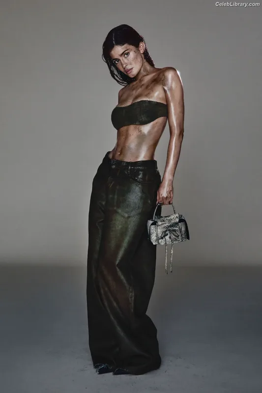 Kylie Jenner photo 23 of 4071