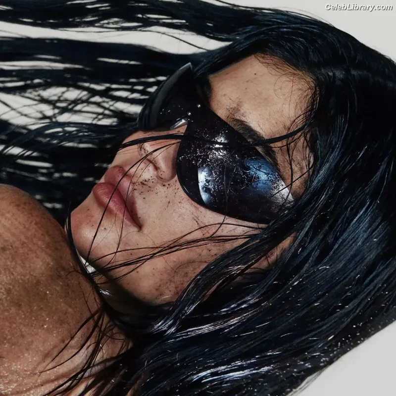 Kylie Jenner photo 1 of 4071