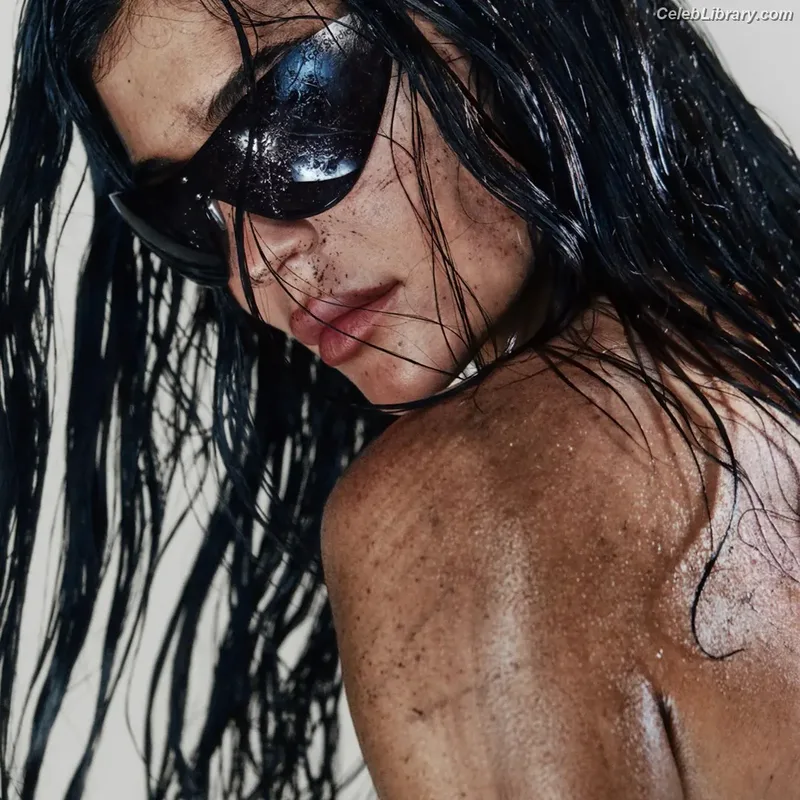 Kylie Jenner photo 3 of 4071