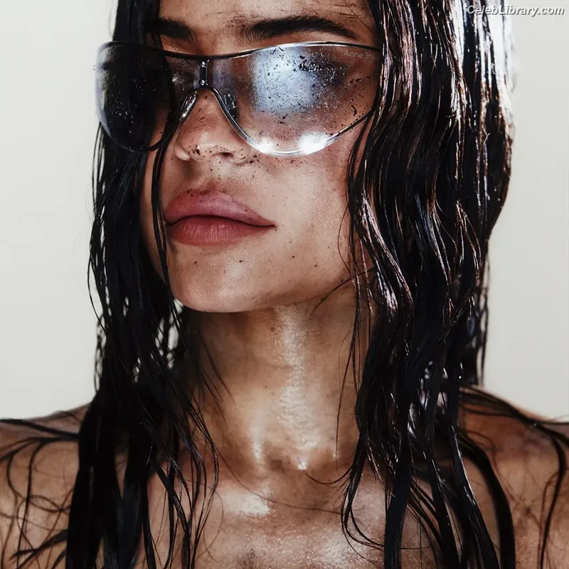 Kylie Jenner photo 6 of 4071
