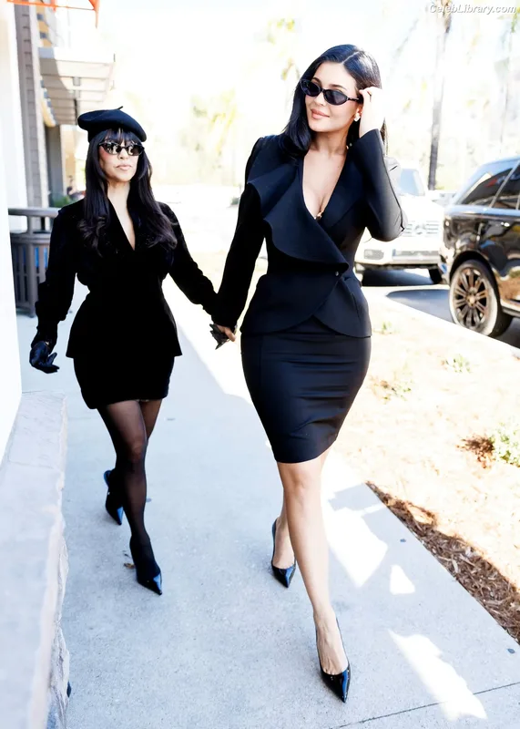 Kylie Jenner photo 11 of 4071