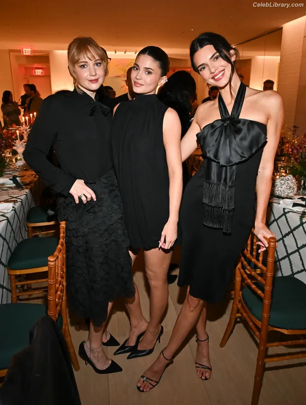 Kylie Jenner photo 15 of 4071