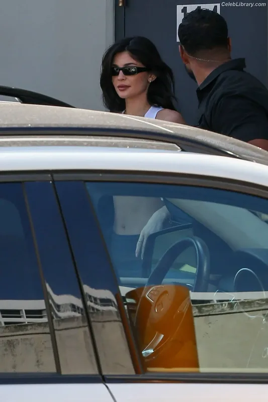 Kylie Jenner photo 5 of 4071