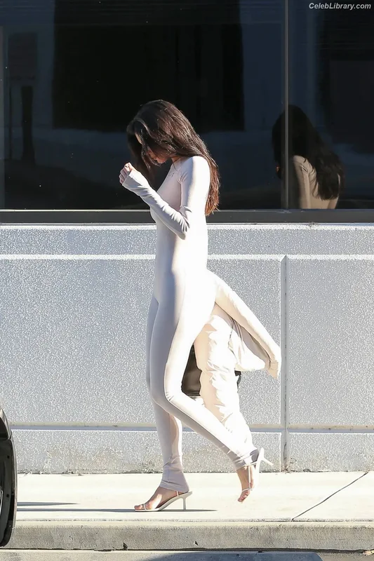 Kylie Jenner photo 2 of 4071
