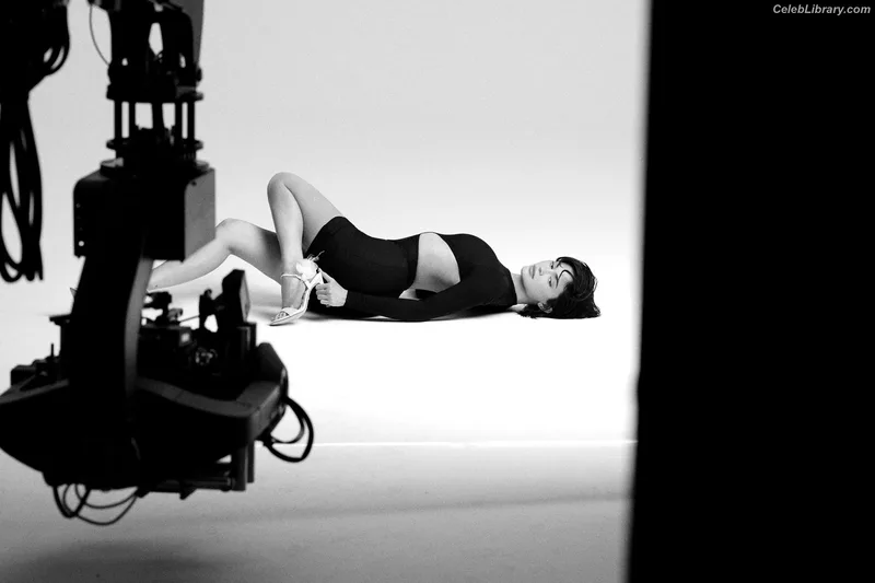 Kylie Jenner photo 3 of 4071