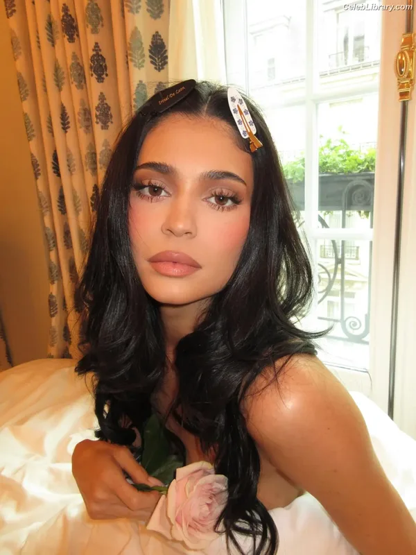 Kylie Jenner photo 10 of 4071