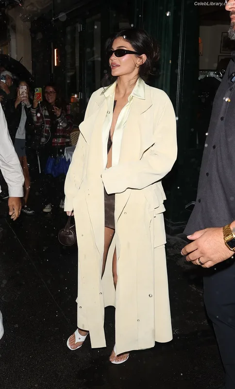 Kylie Jenner photo 4 of 4071