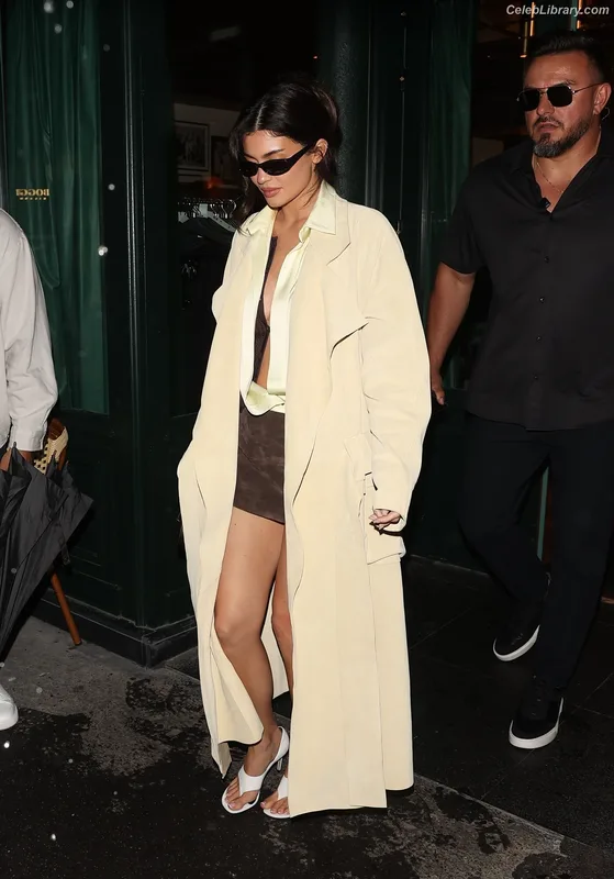 Kylie Jenner photo 16 of 4071